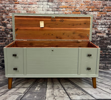 Lisa Vintage Lane Cedar Chest