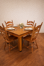 Lisa Vintage Robbin’s Furniture Company Kitchen Table
